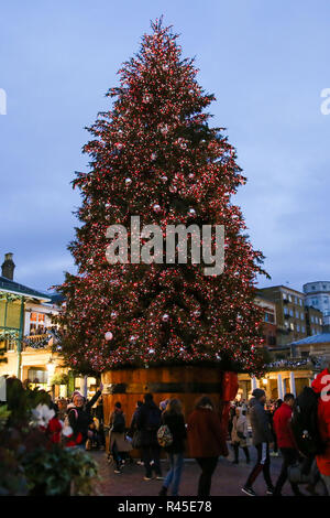 Regno Unito. 25 Nov, 2018. Un albero di Natale è visto in Covent Gardens. Credito: Dinendra Haria/SOPA Immagini/ZUMA filo/Alamy Live News Foto Stock