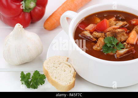 Zuppa di gulasch zuppa di gulasch con carne,baguette vicino Foto Stock