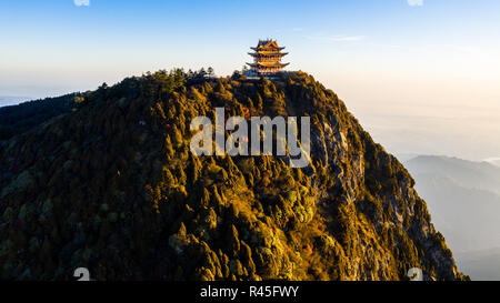 Tempio d'oro sul picco Wanfo, Emeishan o Monte Emei, nella provincia di Sichuan, in Cina Foto Stock