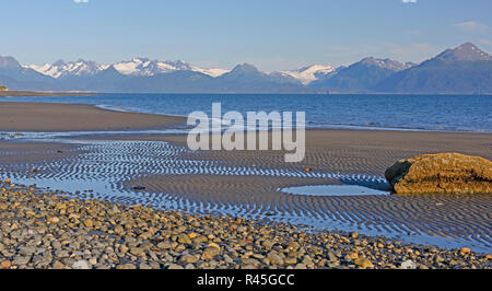 La bassa marea su una spiaggia tranquilla Foto Stock