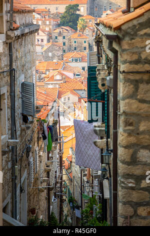 Stretto medievale street nella città vecchia di Dubrovnik, Croazia Foto Stock