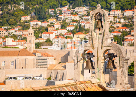 Torre campanaria della piccola cappella a Dubrovnik, Croazia Foto Stock