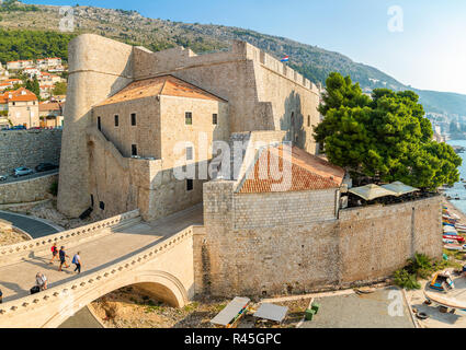 Dubrovnik Croazia - 20.10.2018: la vista del ponte di pietra tra due parti delle mura di cinta della città di Dubrovnik, Croazia Foto Stock