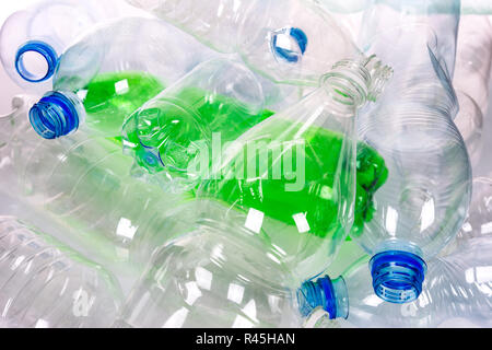 Inquinamento ambientale concetto - le bottiglie di plastica vuote pronto per il riciclaggio in close-up. Foto Stock