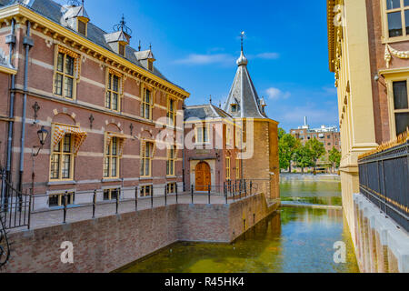 L'Aia, Paesi Bassi - 21 agosto 2018: vista del Binnenhof e Hofvijver, un complesso di edifici nel centro della città che ospita il case del Foto Stock