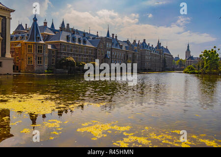 L'Aia, Paesi Bassi - 21 agosto 2018: vista del Binnenhof e Hofvijver, un complesso di edifici nel centro della città che ospita il case del Foto Stock