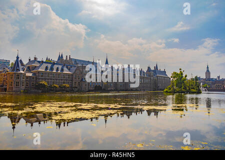 L'Aia, Paesi Bassi - 21 agosto 2018: vista del Binnenhof e Hofvijver, un complesso di edifici nel centro della città che ospita il case del Foto Stock