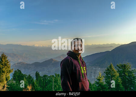 Strada di Panch Pulla- che pongono i raggi di sole del mattino sulla catena montuosa in background, sunrise Foto Stock