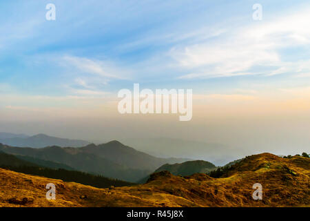 Dainkund- il canto colline-un Cielo di tramonto dalla cima della collina Foto Stock