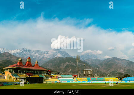 Più alta del mondo altitudine International Cricket Stadium, HpCA Cricket Stadium con gamma Dhauladhar che lo circonda. Valle di Kangra Foto Stock