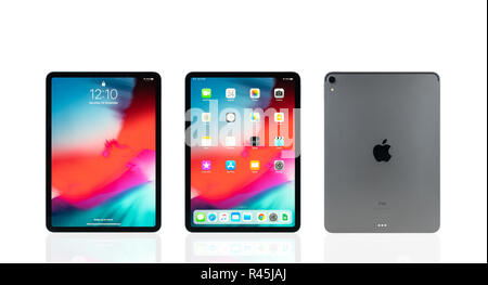 Bangkok, Tailandia - 24 Nov 2018: Studio shot del nuovo iPad Apple Pro 2018 spazio colore grigio, display home e bloccare lo schermo e vista posteriore del logo Foto Stock