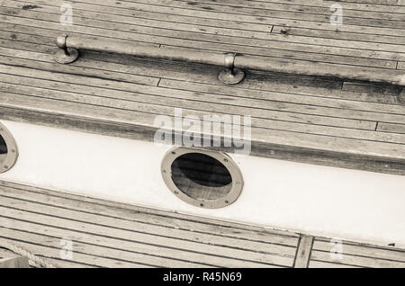 In prossimità di un ponte della vecchia nave a vela, seppia Foto Stock