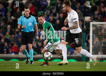 Belfast, Irlanda del Nord, Regno Unito. 18 Nov 2018. Stefan Ilsanker (6, Austria) guarda a passare oltre Corry Evans (13, Irlanda del Nord). Irlanda del Nord vs Austria, UEFA lega delle nazioni. Lo stadio nazionale a Windsor Park. Credito: XtraTimeSports (Darren McKinstry) / Alamy Live News. Foto Stock