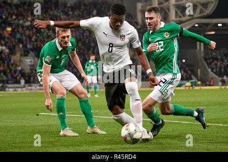 Belfast, Irlanda del Nord, Regno Unito. 18 Nov 2018. David Alaba (8, Austria) opere di tenere la palla da Michael Smith (22, Irlanda del Nord) e George Saville (6, Irlanda del Nord). Irlanda del Nord vs Austria, UEFA lega delle nazioni. Lo stadio nazionale a Windsor Park. Credito: XtraTimeSports (Darren McKinstry) / Alamy Live News. Foto Stock