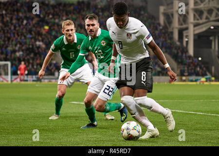 Belfast, Irlanda del Nord, Regno Unito. 18 Nov 2018. David Alaba (8, Austria) opere di tenere la palla da Michael Smith (22, Irlanda del Nord) e George Saville (6, Irlanda del Nord). Irlanda del Nord vs Austria, UEFA lega delle nazioni. Lo stadio nazionale a Windsor Park. Credito: XtraTimeSports (Darren McKinstry) / Alamy Live News. Foto Stock