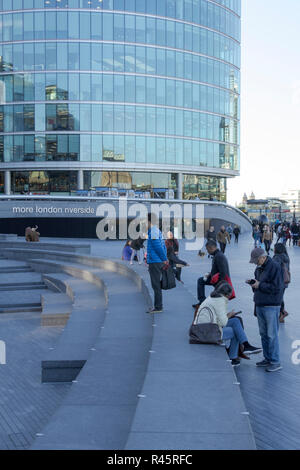 Il convogliatore dalla regina a piedi, Municipio di Londra. Regno Unito. 22 ottobre 2018.UK. I turisti relax sul convogliatore dal Municipio di ottobre 2018. Foto Stock