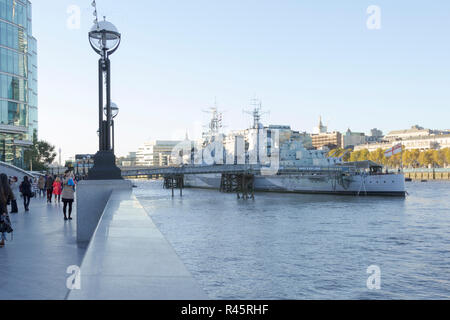 HMS Belfast, Central London, London. Regno Unito. 22 ottobre 2018.UK. I turisti in una giornata di sole visualizza HMS Belfast sul Fiume Tamigi, ottobre 2018. Foto Stock