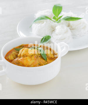 Polpa di granchio curry con riso noodle Foto Stock