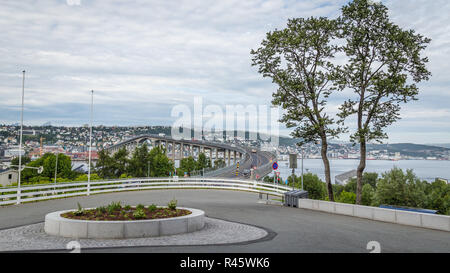 Vista sul ponte dalla Cattedrale Artica al centro di Tromso in Norvegia Foto Stock