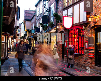 Gli acquirenti di sera nel caos, York, Inghilterra, Regno Unito. Foto Stock