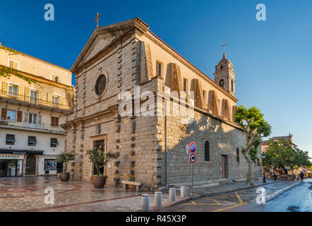 Eglise St-Jean-Baptiste, chiesa del 16 ° secolo, Place de la Republique, dopo la prima mattina pioggia, a Porto-Vecchio, Corse-du-Sud, Corsica, Francia Foto Stock