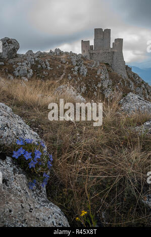Rocca Calascio, una storica fortezza nel centro Italia. Ad un'altitudine di 1.460 metri (4,790 ft), R. C. è la fortezza più alta dell'Appennino. Foto Stock
