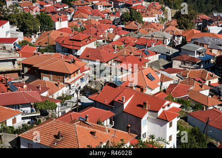 Il tradizionale e storico villaggio di Livadi nei pressi del monte Olimpo in Tessaglia, Grecia Foto Stock