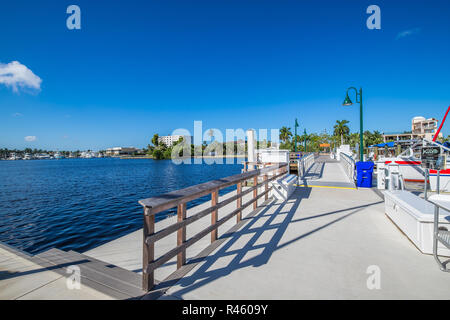 La città di Napoli il Dock in Florida dopo la recente ristrutturazione con barche e charter di pesca le navi e le aree dello shopping e dei ristoranti. Foto Stock