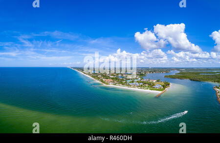 Vista aerea del sud Naples FL a Gordon passare affacciato su Port Royal luxury real estate area. Foto Stock