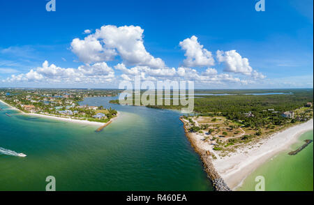 Vista aerea del sud Naples FL a Gordon passare affacciato su Port Royal luxury real estate area. Foto Stock