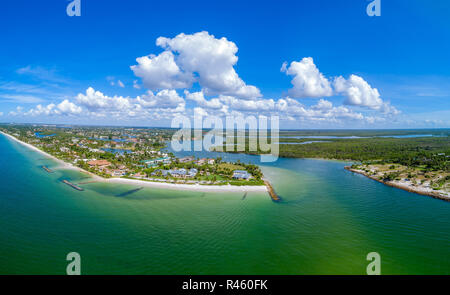 Vista aerea del sud Naples FL a Gordon passare affacciato su Port Royal luxury real estate area. Foto Stock