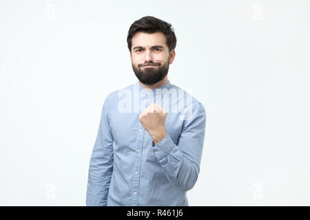 Ritratto di molto eccitato giovane uomo, celebrando la vittoria con il pugno chiuso. Ho fatto. Foto Stock