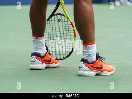 New York NY 2 Settembre 2018 Sneakers da Nike su Rafael Nadal di Spagna durante l US Open 2018 4 round match contro Nikoloz Basilashvili di Geprgia a USTA Billie Jean King