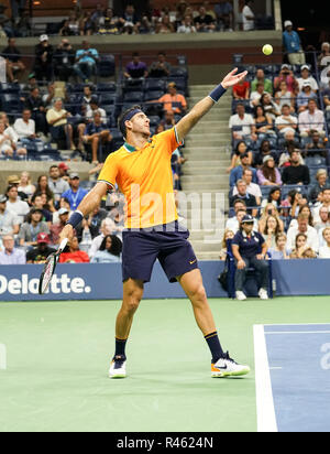 New York, NY - 2 Settembre 2018: Juan Martin Del Potro di Argentina serve durante la US Open 2018 4° round match contro Borna Coric della Croazia a USTA Billie Jean King National Tennis Center Foto Stock