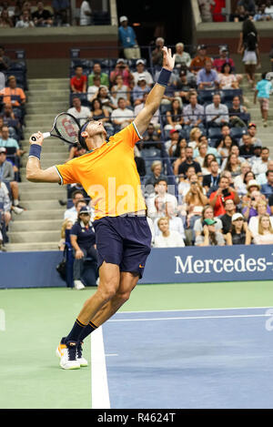 New York, NY - 2 Settembre 2018: Juan Martin Del Potro di Argentina serve durante la US Open 2018 4° round match contro Borna Coric della Croazia a USTA Billie Jean King National Tennis Center Foto Stock