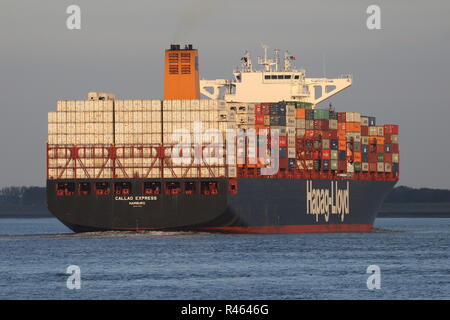 La nave portacontainer Callao Express passa il 19 ottobre 2018 Terneuzen e prosegue in direzione di Anversa. Foto Stock