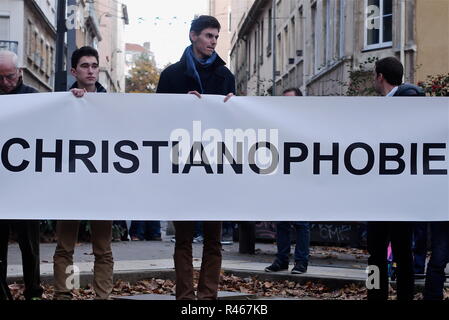 Estrema destra protesta degli attivisti suppone Christianophobia, Lione, Francia Foto Stock