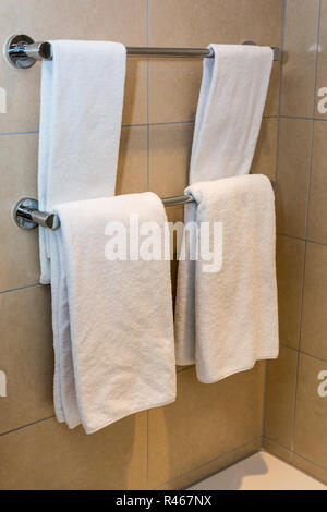 Biancheria da Bagno - asciugamani bianchi su un appendiabiti disposta a utilizzare Foto Stock