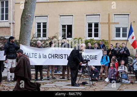 Estrema destra protesta degli attivisti suppone Christianophobia, Lione, Francia Foto Stock