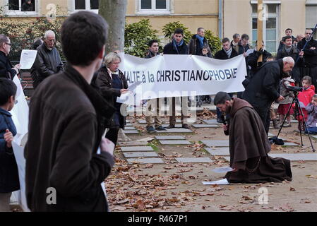 Estrema destra protesta degli attivisti suppone Christianophobia, Lione, Francia Foto Stock