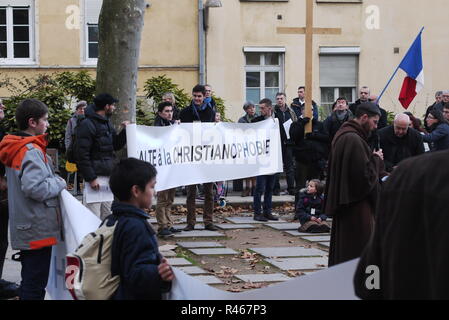 Estrema destra protesta degli attivisti suppone Christianophobia, Lione, Francia Foto Stock