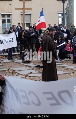 Estrema destra protesta degli attivisti suppone Christianophobia, Lione, Francia Foto Stock