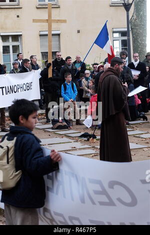 Estrema destra protesta degli attivisti suppone Christianophobia, Lione, Francia Foto Stock