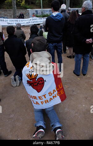 Estrema destra protesta degli attivisti suppone Christianophobia, Lione, Francia Foto Stock