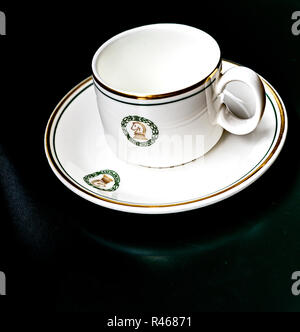 Londra: Simpson in The Strand, demitasse Cup con un pezzo degli scacchi- Mokkatasse mit dem Symbol des früheren Lokals für Schachspieler Foto Stock