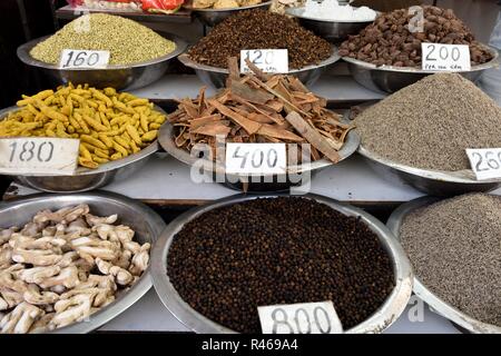 Contenitori di una varietà di carni essiccate di frutta e spezie nel mercato delle spezie, New Delhi, India. Foto Stock