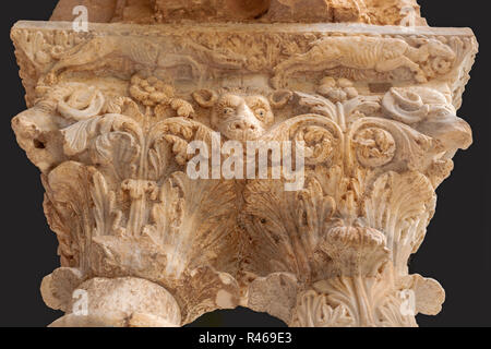 Particolare di una colonna in pietra, decorata con motivi floreali e zoomorfi nel chiostro della Cattedrale di Monreale, Sicly, Italia. Foto Stock