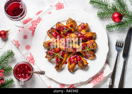 Cotto al forno ali di pollo in salsa di mirtilli. Foto Stock