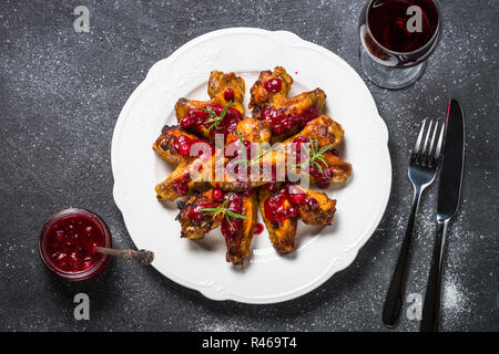 Cotto al forno ali di pollo in salsa di mirtilli. Foto Stock
