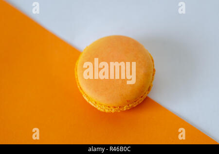 Amaretto arancione nel mezzo di orange triangolo bianco.Abstact sfondo. Foto Stock